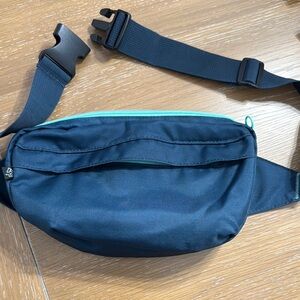 NWOT blue  and turquoise Fanny pack